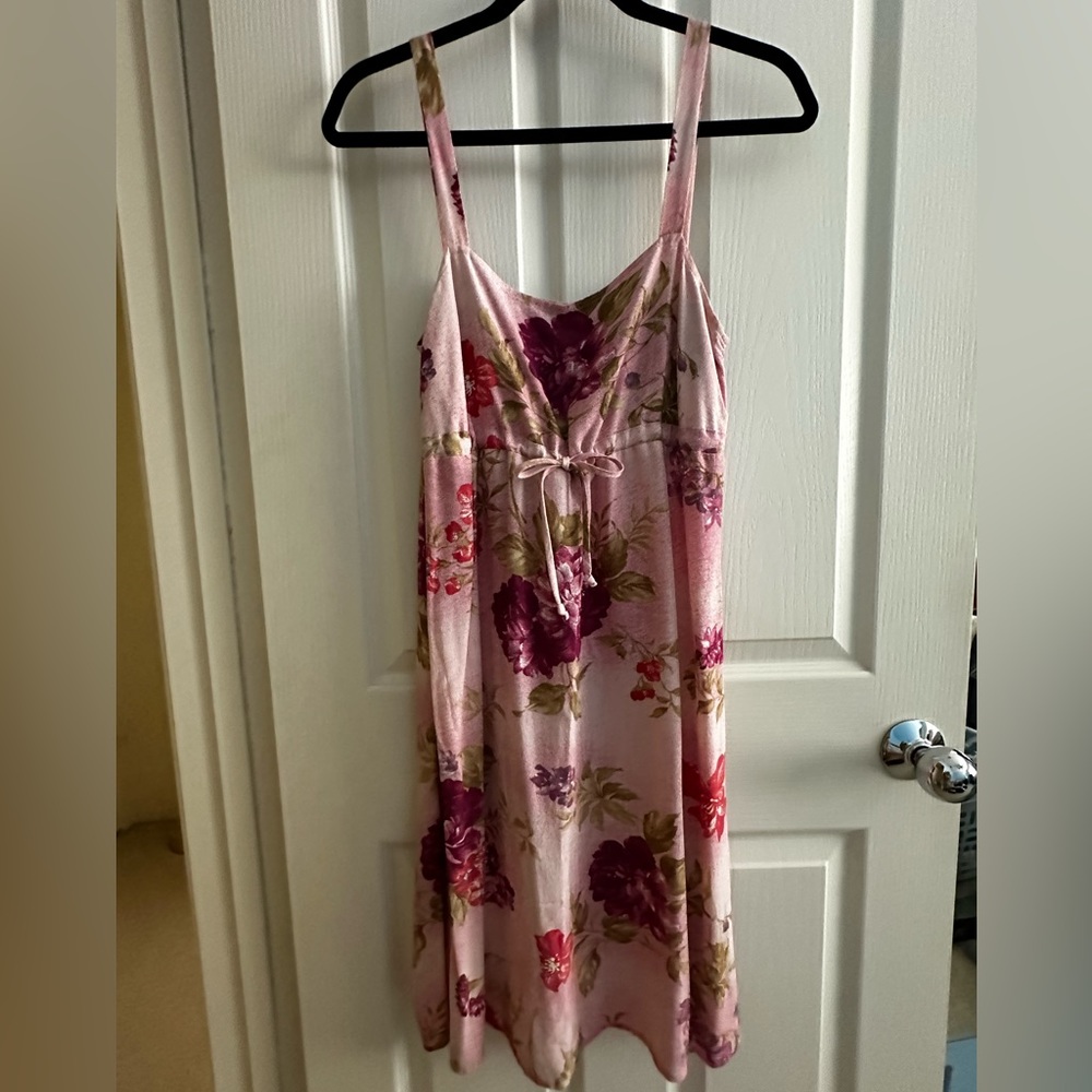 Cinnamon Girl, small. Made in Hawaii.  Pink floral short dress w/front tie.